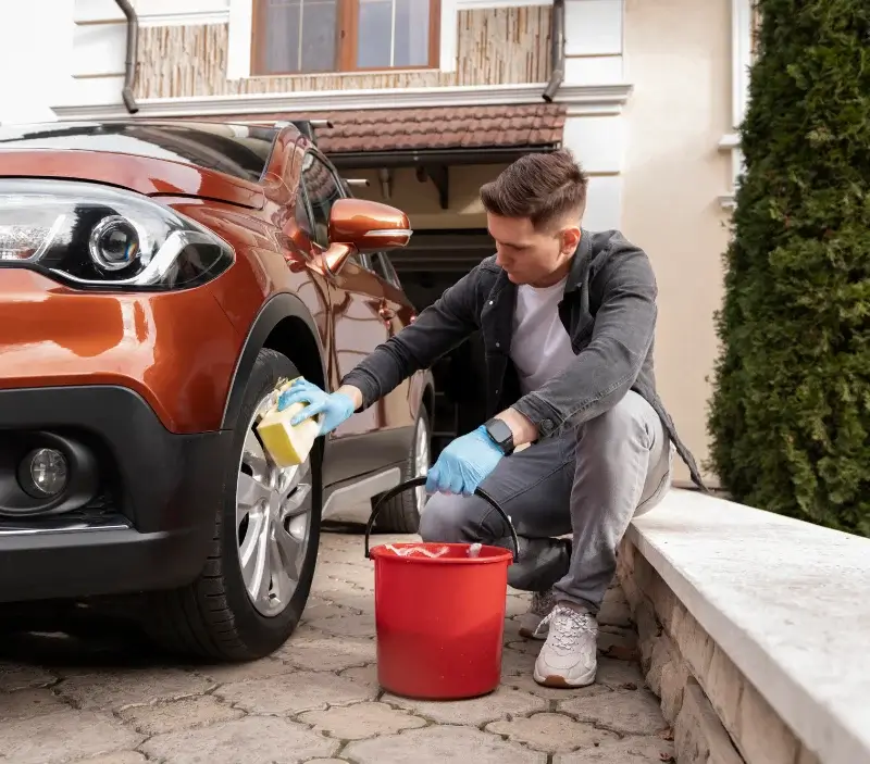Lavage auto à domicile Larmor-Baden : professionnel intervenant sur un véhicule